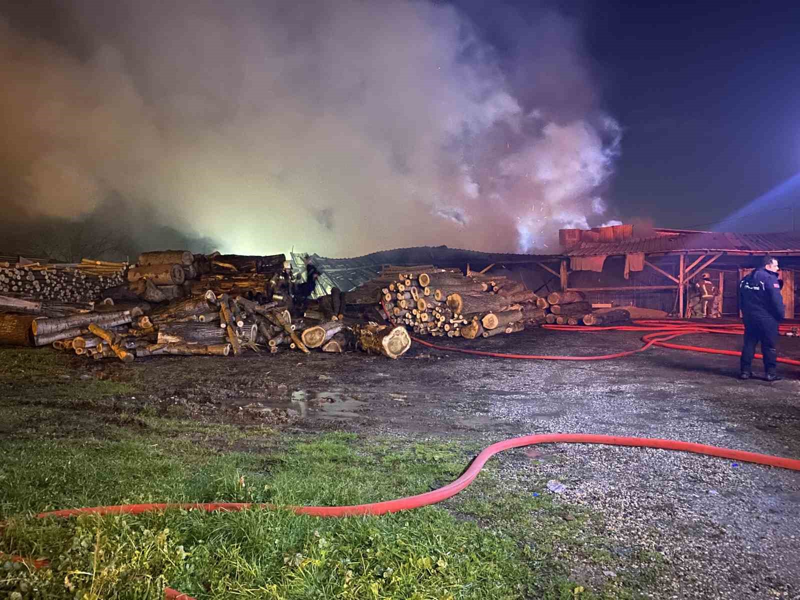 Bursa’da ahşap palet fabrikasındaki yangın kontrol altına alındı
