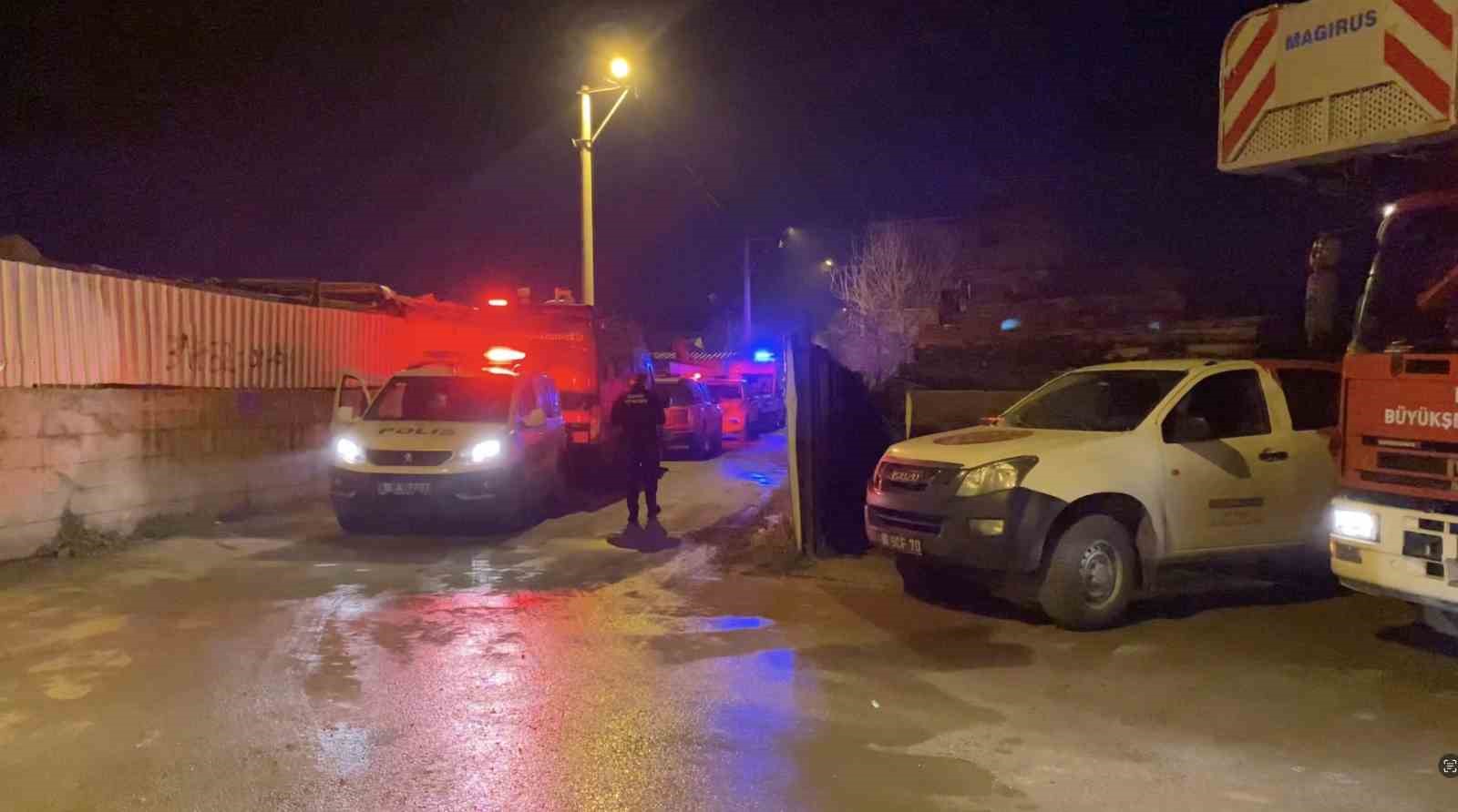 Bursa’da ahşap palet fabrikasındaki yangın kontrol altına alındı