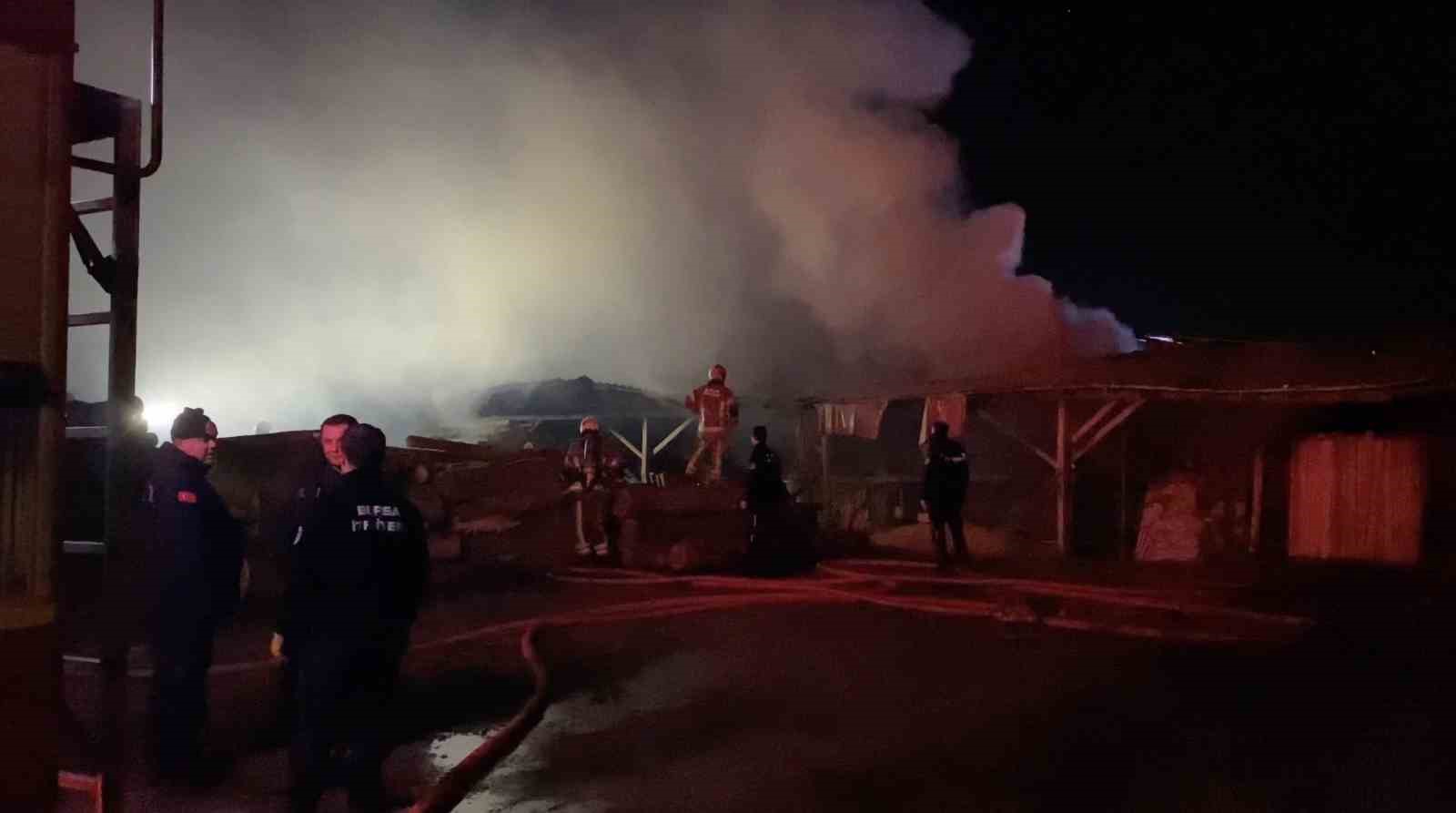 Bursa’da ahşap palet fabrikasındaki yangın kontrol altına alındı