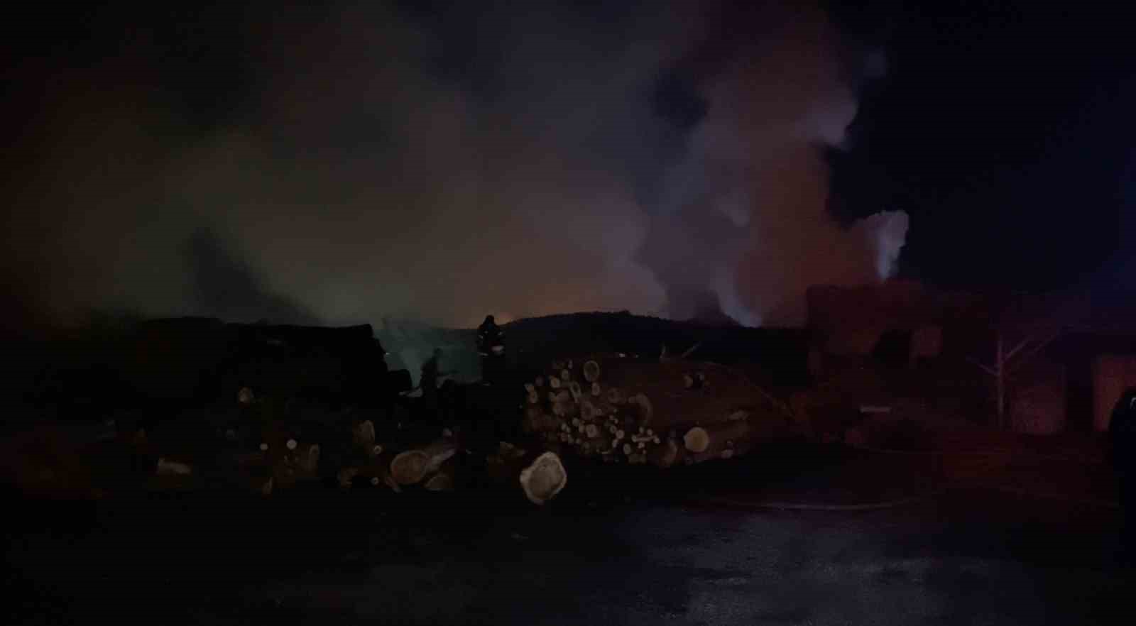 Bursa’da ahşap palet fabrikasındaki yangın kontrol altına alındı