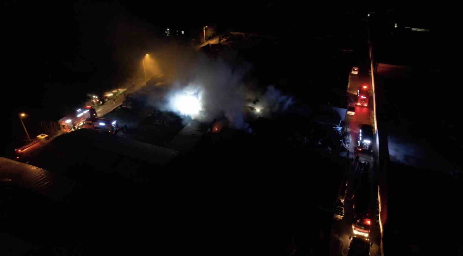 Bursa’da ahşap palet fabrikasındaki yangın kontrol altına alındı