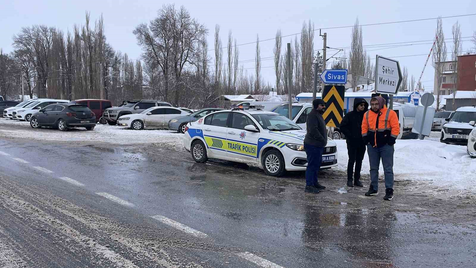 Sivas-Malatya kara yolu trafiğe kapatıldı, uzun araç kuyruğu oluştu