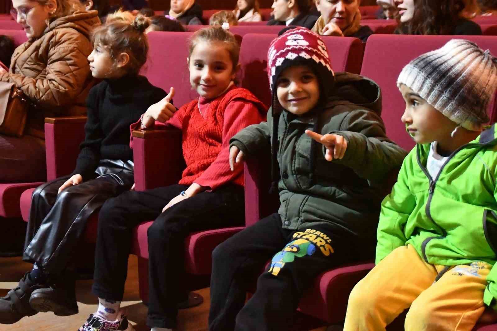 Başkan Çerçioğlu Sökeli çocukları tiyatro ile buluşturdu