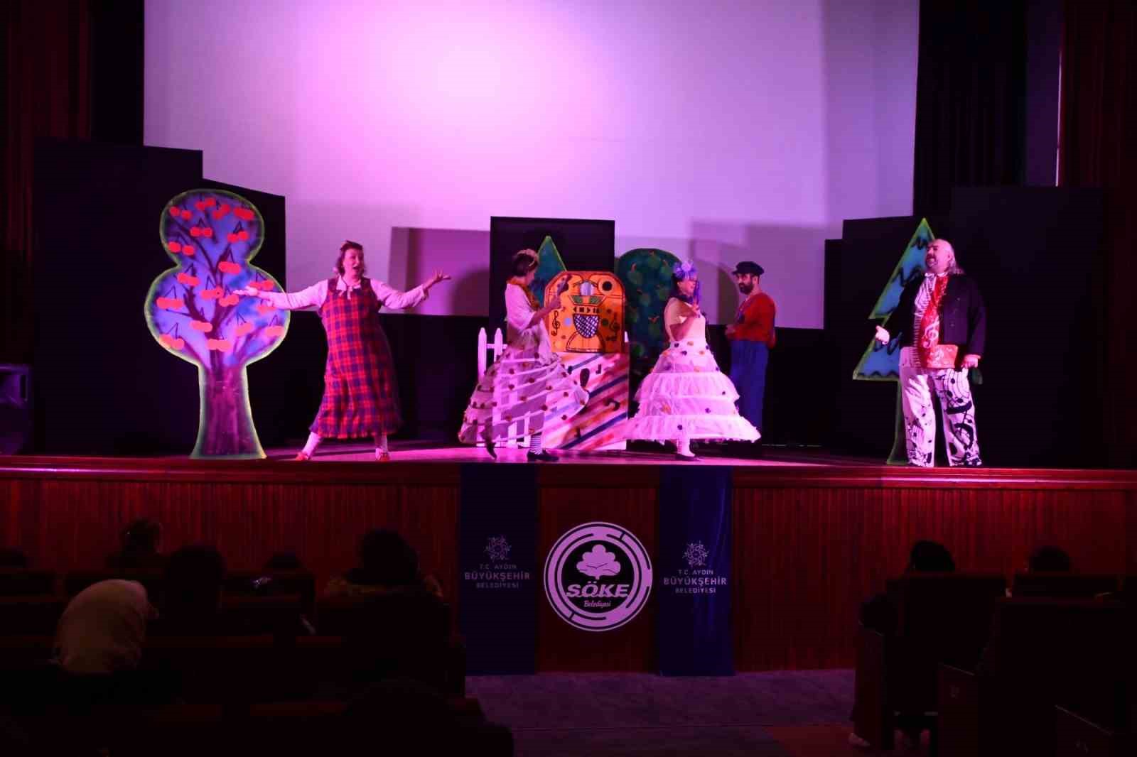 Başkan Çerçioğlu Sökeli çocukları tiyatro ile buluşturdu