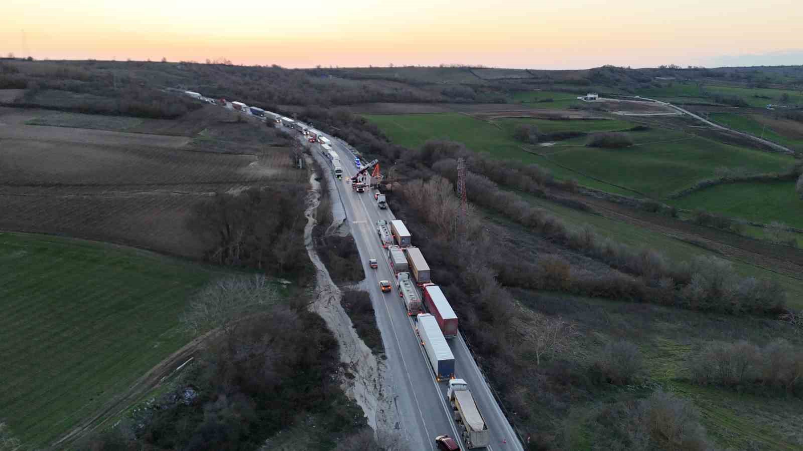 Devrilen hafriyat kamyonu uluslararası yolda trafiği felç etti