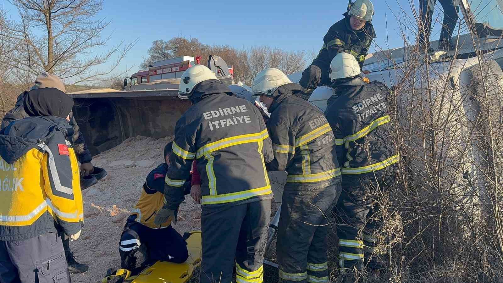 Devrilen hafriyat kamyonu uluslararası yolda trafiği felç etti