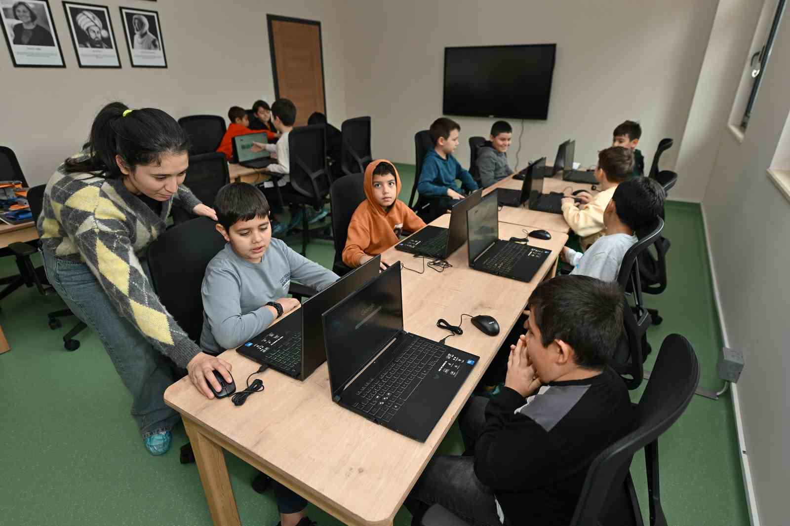 Mersin’de çocuklar hem öğreniyor hem sosyalleşiyor