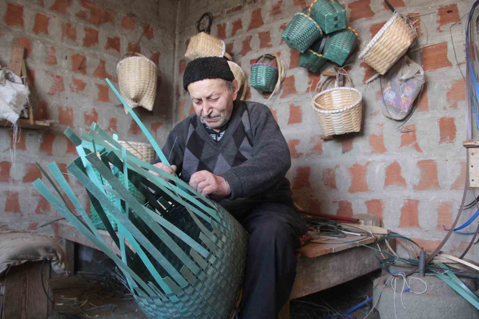Sepet örerek geçen bir ömür: 88 yaşındaki Haki dede, 10 yaşından bu yana sepet örüyor
