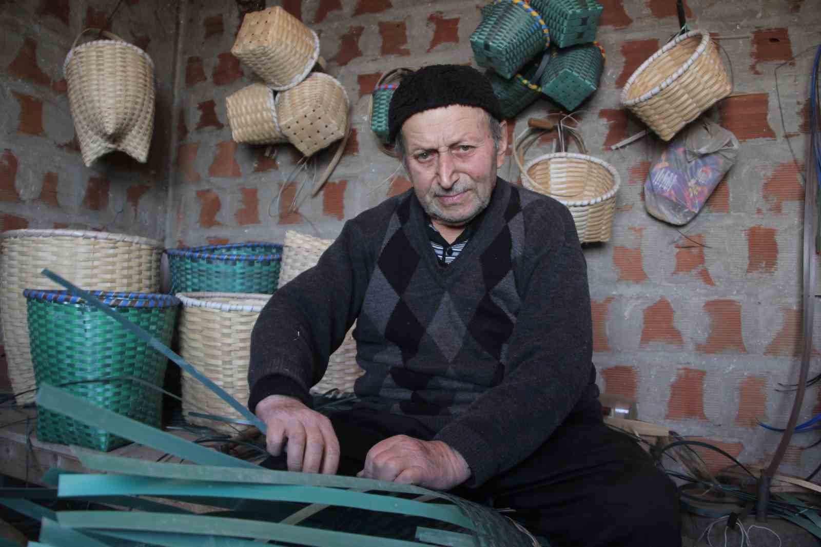 Sepet örerek geçen bir ömür: 88 yaşındaki Haki dede, 10 yaşından bu yana sepet örüyor