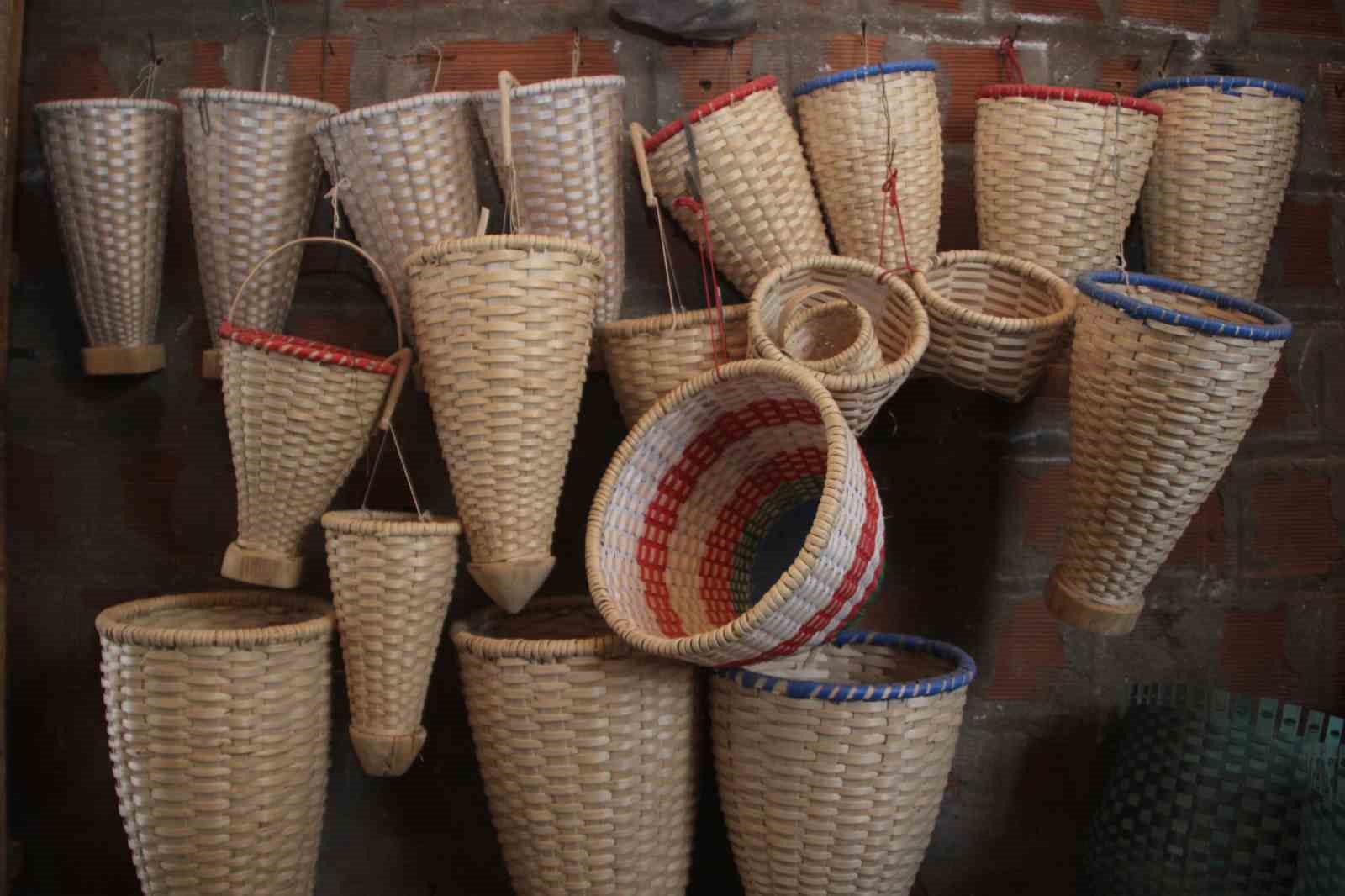 Sepet örerek geçen bir ömür: 88 yaşındaki Haki dede, 10 yaşından bu yana sepet örüyor