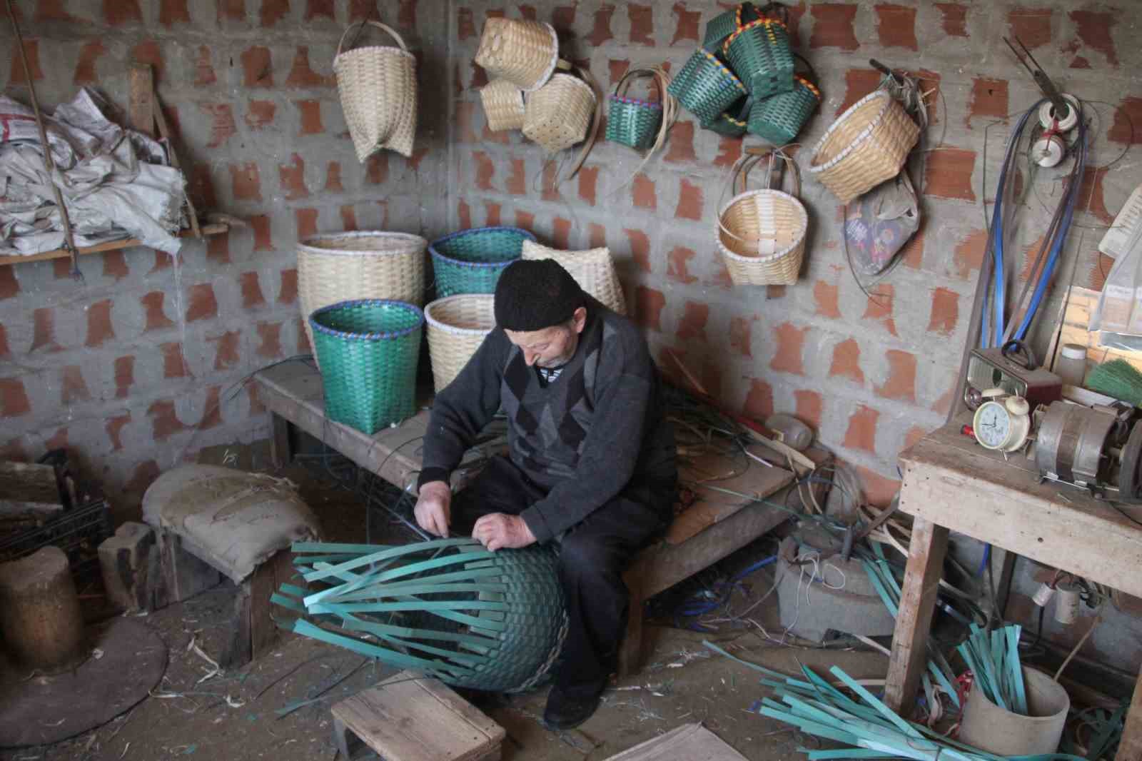 Sepet örerek geçen bir ömür: 88 yaşındaki Haki dede, 10 yaşından bu yana sepet örüyor