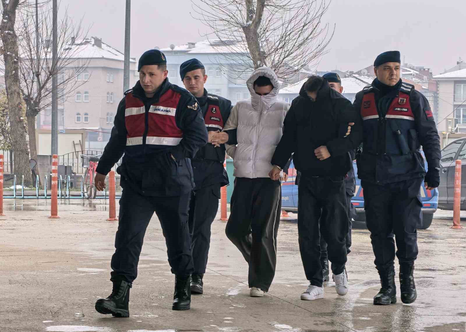 İnegöl’de internet kablolarını çalan 2 şüpheli tutuklandı