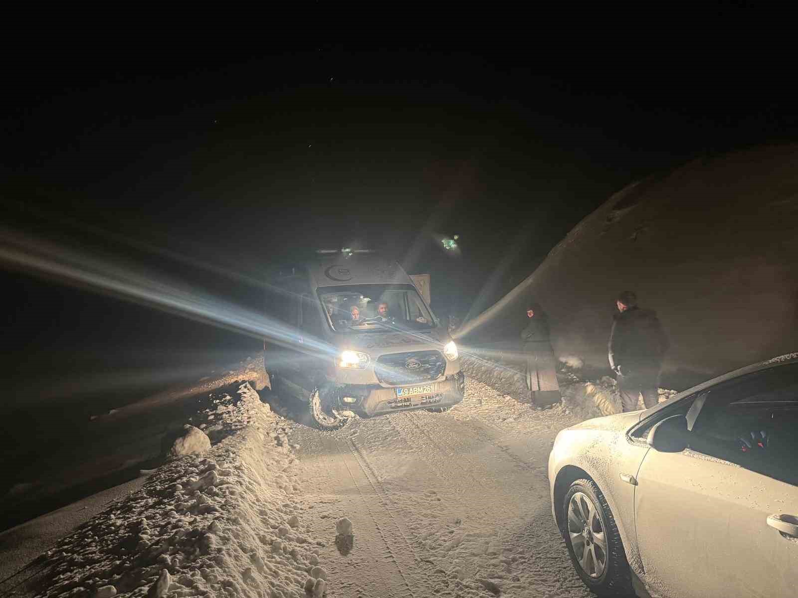 Muş’ta 176 köy yolu ulaşıma kapandı, ekipler hastalar için seferber oldu