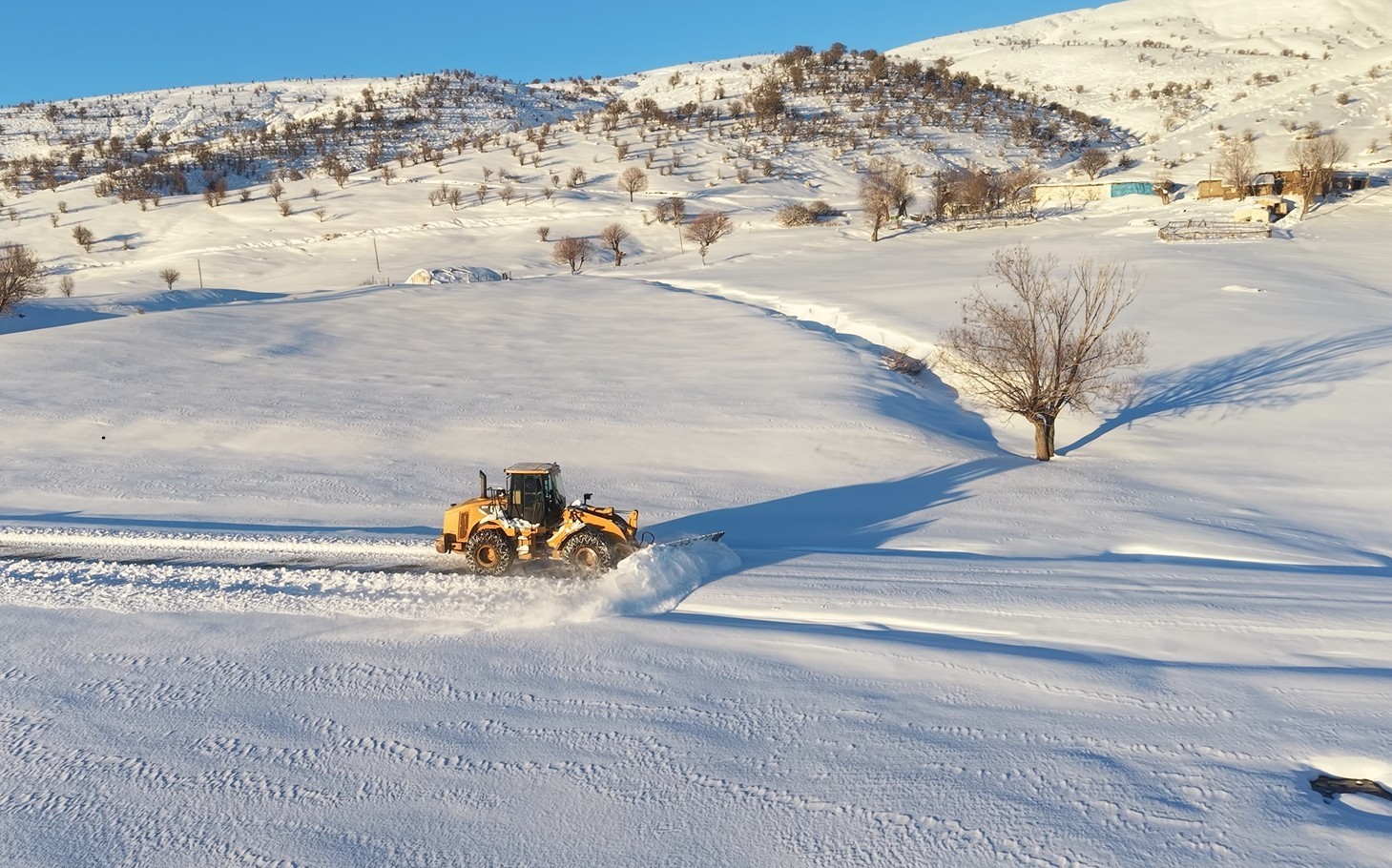 Muş’ta 176 köy yolu ulaşıma kapandı, ekipler hastalar için seferber oldu