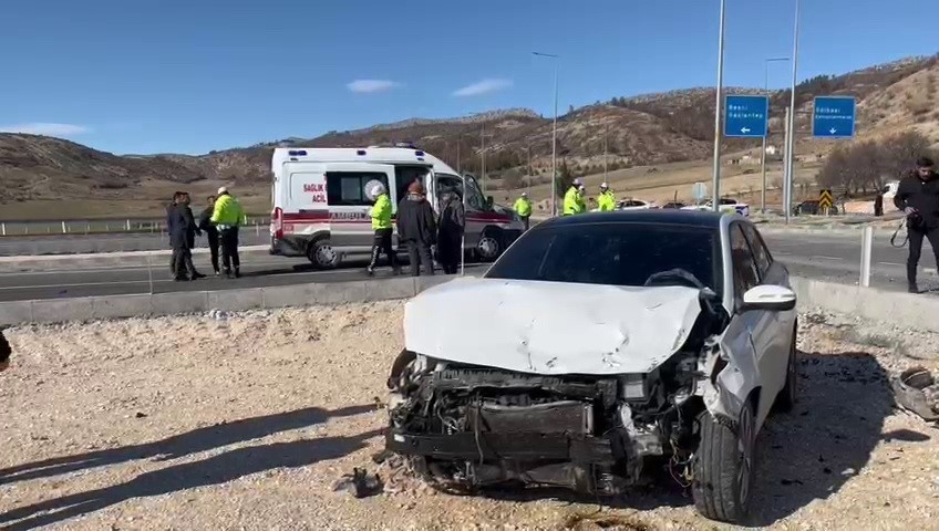 Adıyaman’da iki otomobil çarpıştı: 4 yaralı