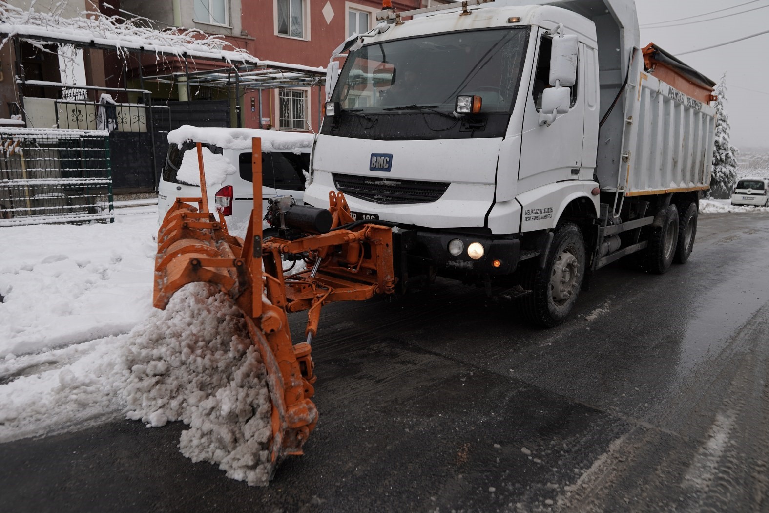 Melikgazi’de karla mücadele çalışmaları kesintisiz devam ediyor