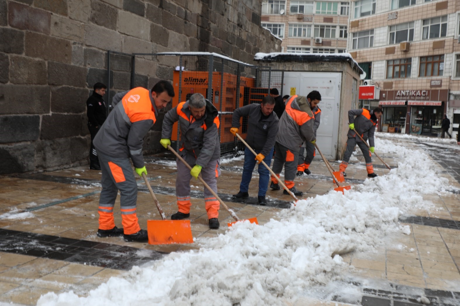 Melikgazi’de karla mücadele çalışmaları kesintisiz devam ediyor