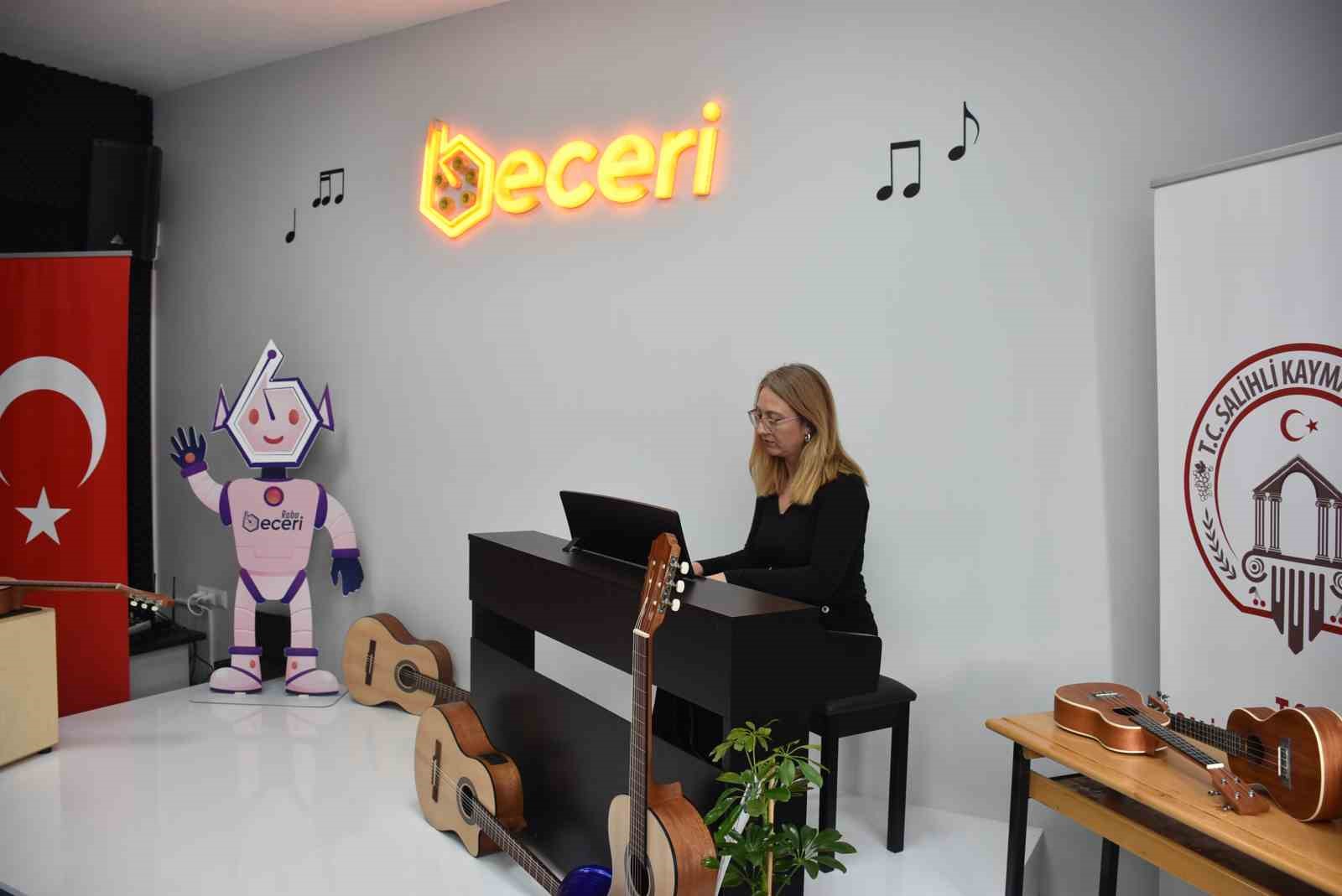 Salihli’de müzik sınıfı açıldı