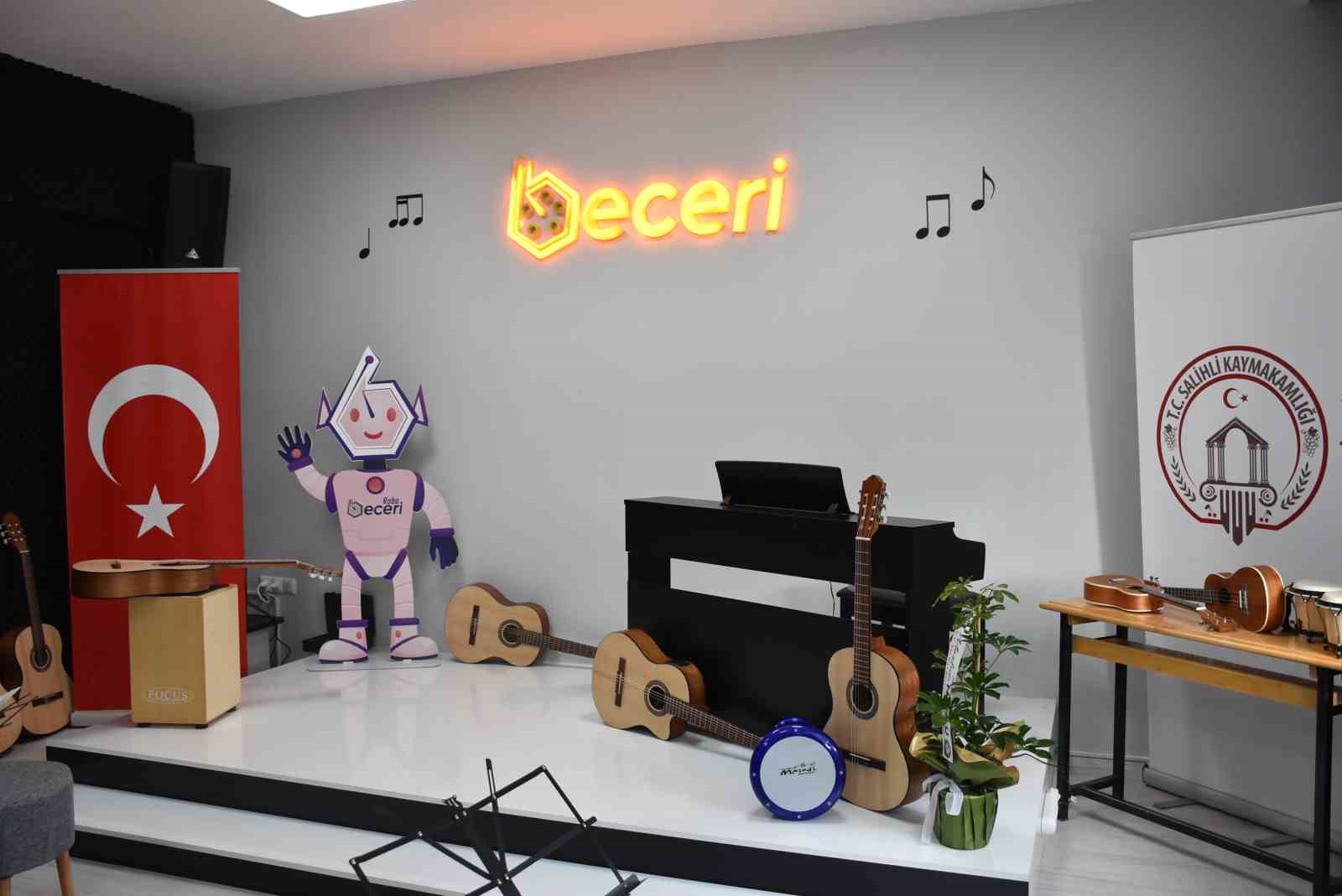 Salihli’de müzik sınıfı açıldı