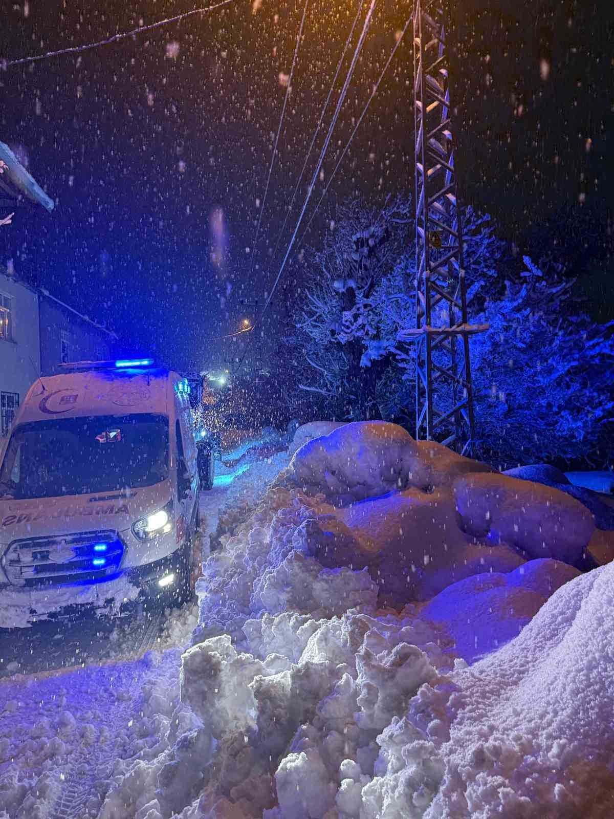 Bitlis’te rahatsızlanan vatandaş zorlu şartlarda hastaneye ulaştırıldı