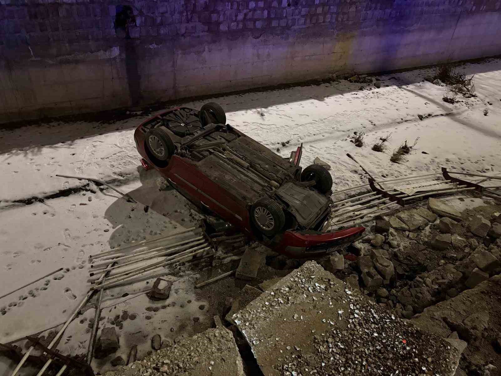 Otomobil kanala uçtu: 1 yaralı