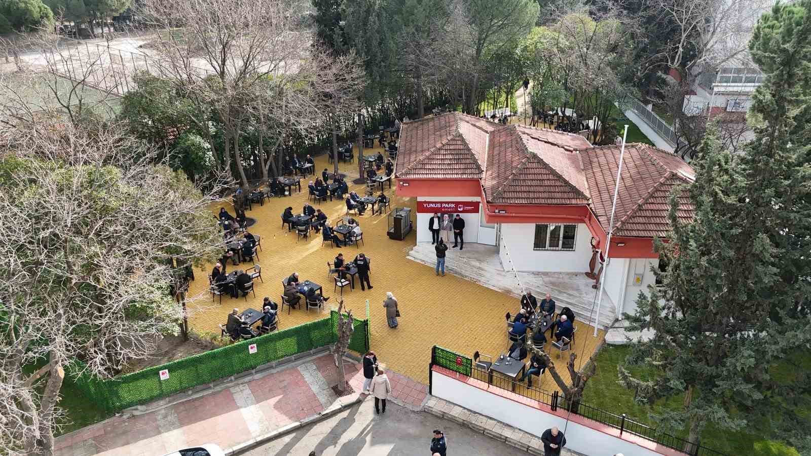 Yunusemre Emekli Kafe açılışının ilk gününde yoğun ilgi gördü