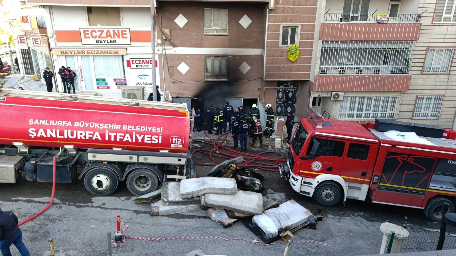 Şanlıurfa’da koltuk ve yatak üretimi yapılan atölyede korkutan yangın