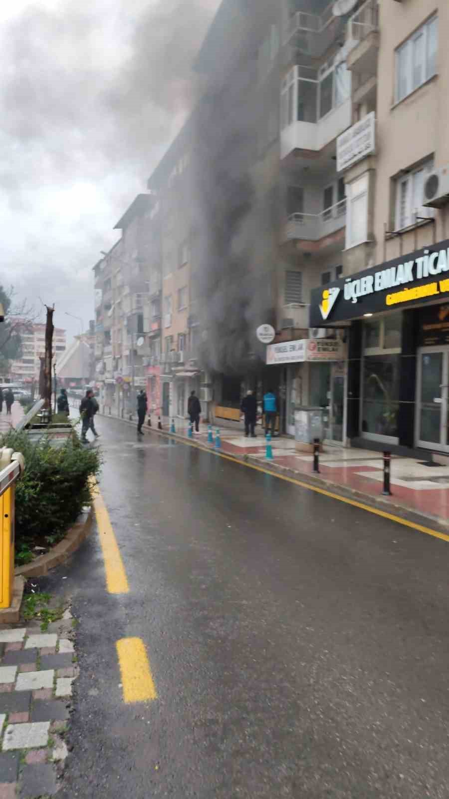 Manisa’da iş yerindeki yangın mahalle sakinlerine korku dolu anlar yaşattı