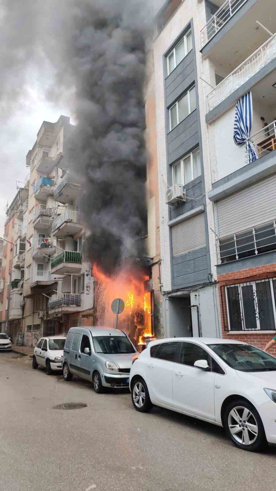 Manisa’da iş yerindeki yangın mahalle sakinlerine korku dolu anlar yaşattı