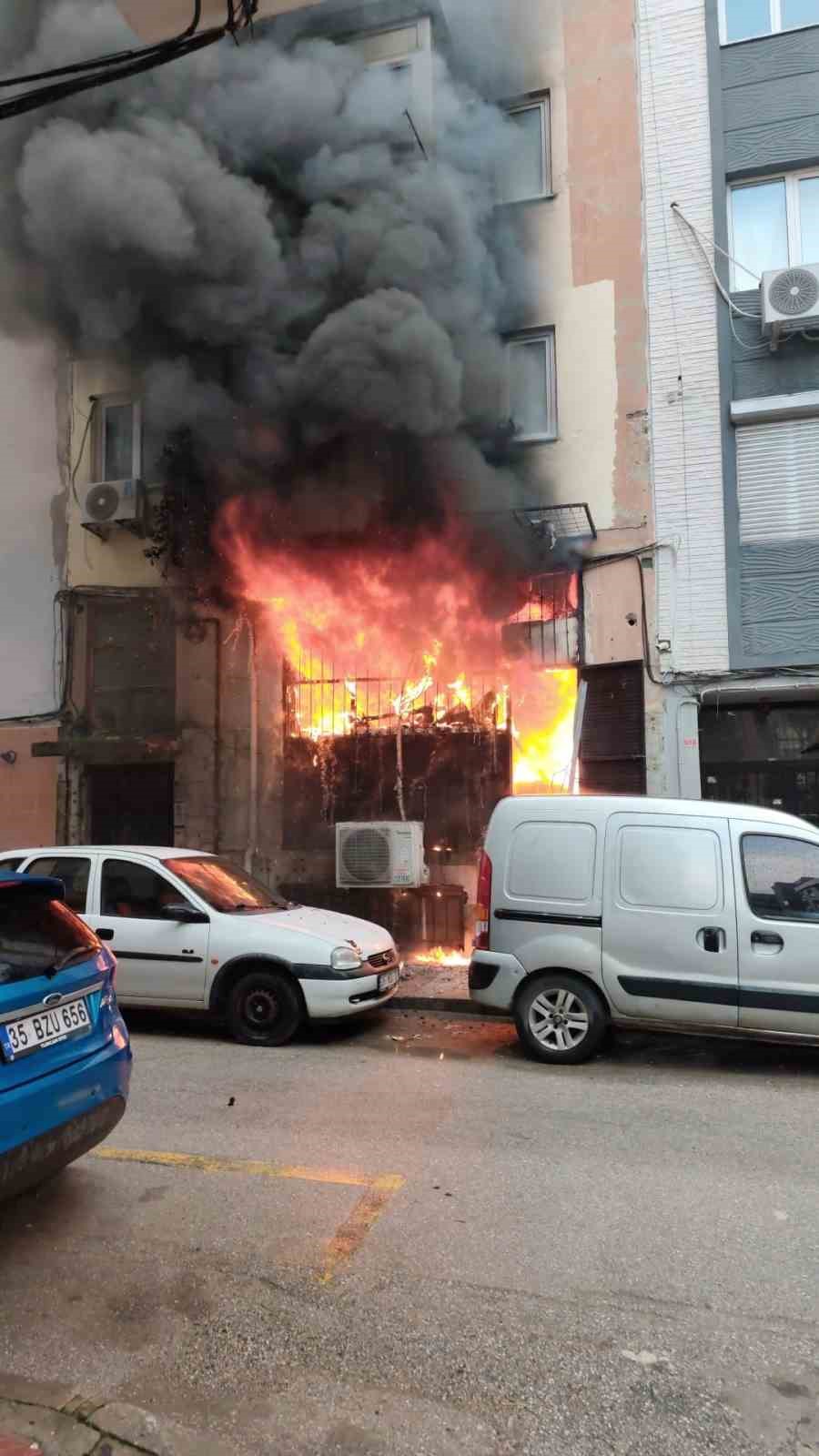 Manisa’da iş yerindeki yangın mahalle sakinlerine korku dolu anlar yaşattı