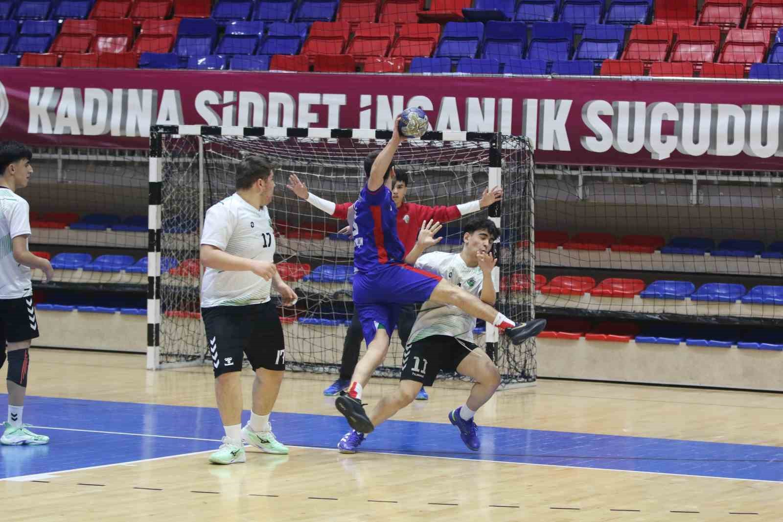 Hakeme saldırmaya çalıştı sahadan güvenlikle çıkartıldı