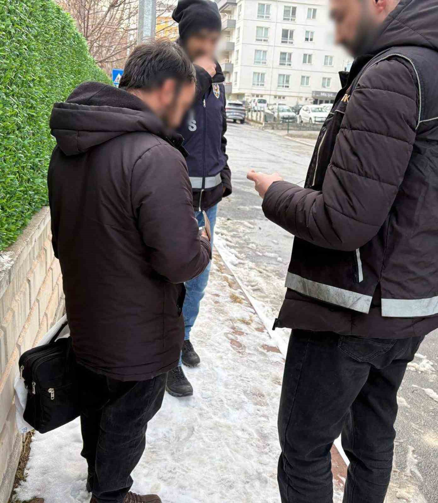 Kayseri’de okulla ilgisi olmayan 12 şahıs sorgulandı