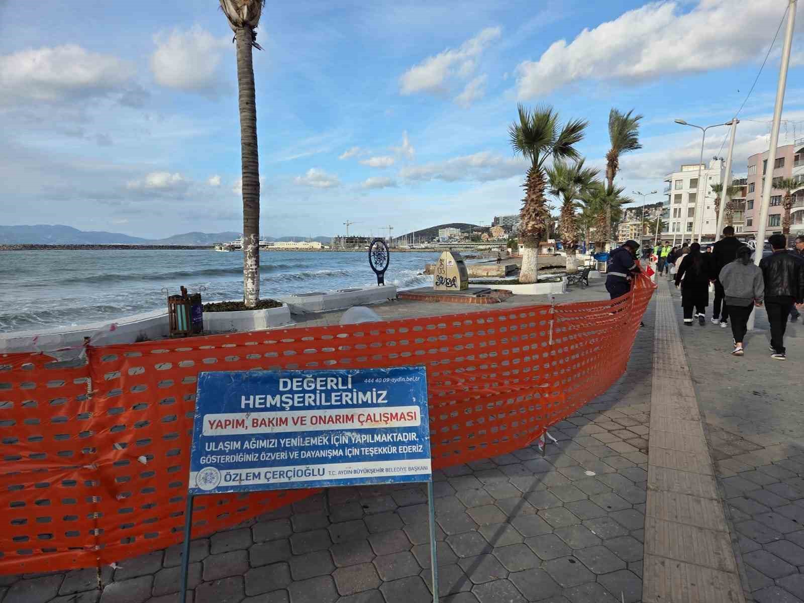 Aydın Büyükşehir Belediyesi tarafından Kuşadası’nda sahil şeridinde çalışma başlatıldı