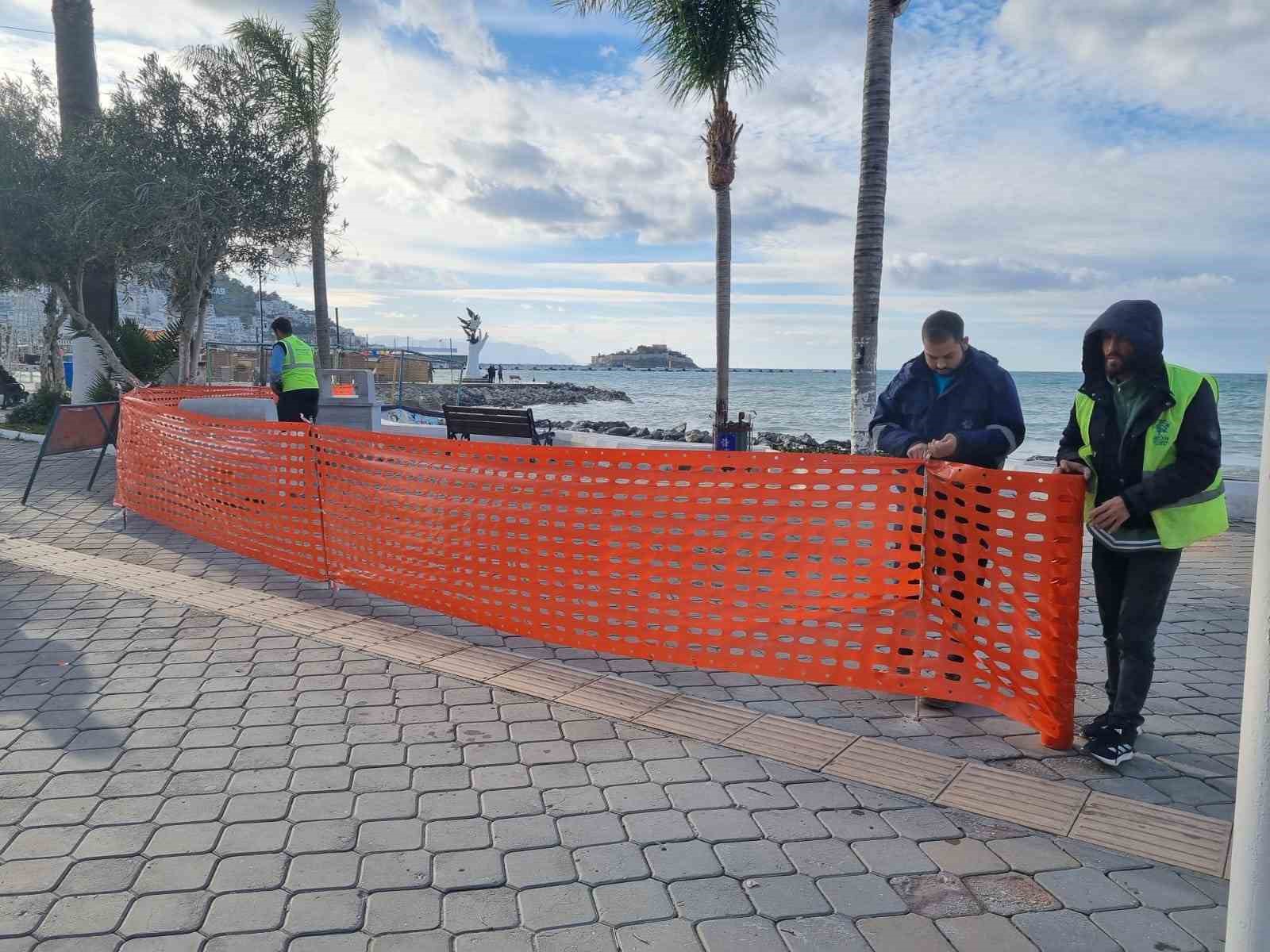 Aydın Büyükşehir Belediyesi tarafından Kuşadası’nda sahil şeridinde çalışma başlatıldı