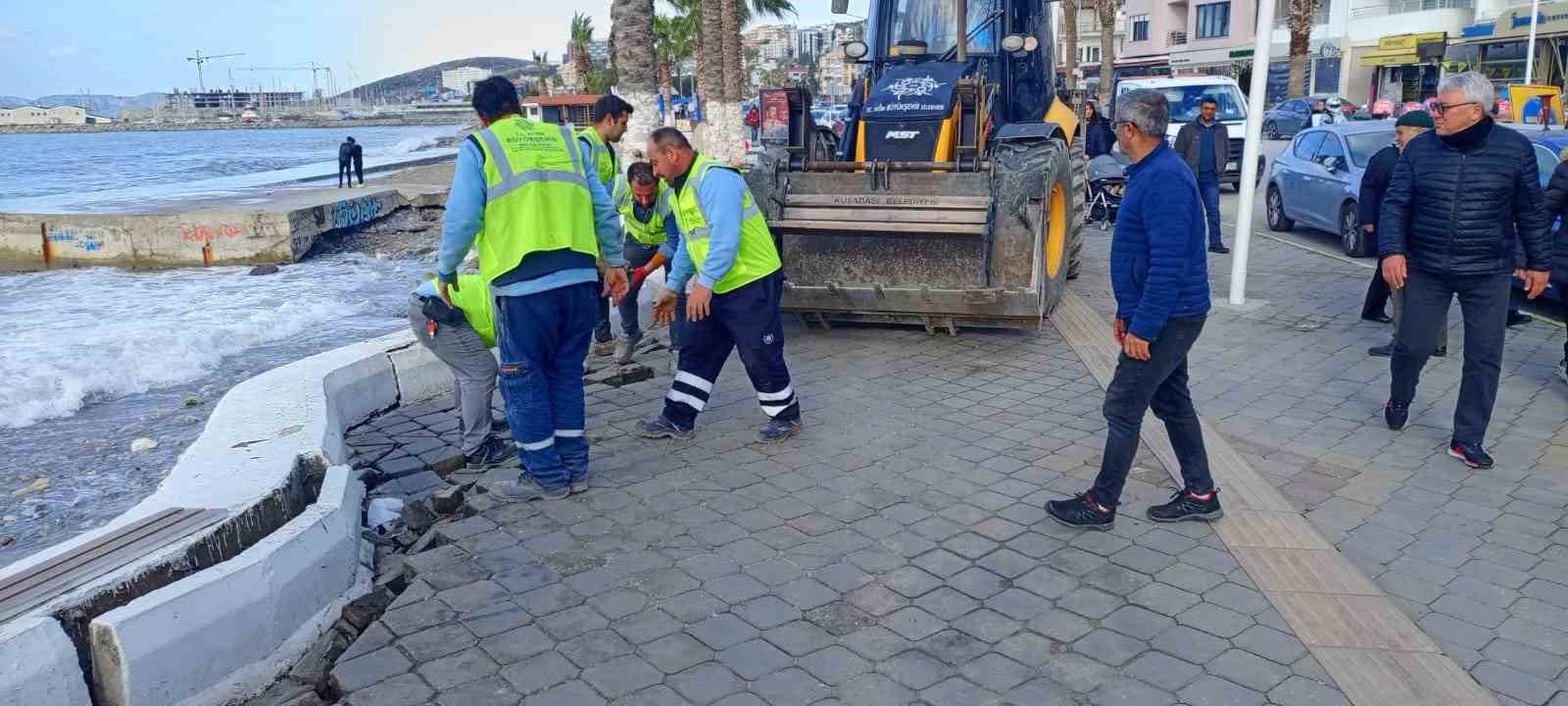 Aydın Büyükşehir Belediyesi tarafından Kuşadası’nda sahil şeridinde çalışma başlatıldı