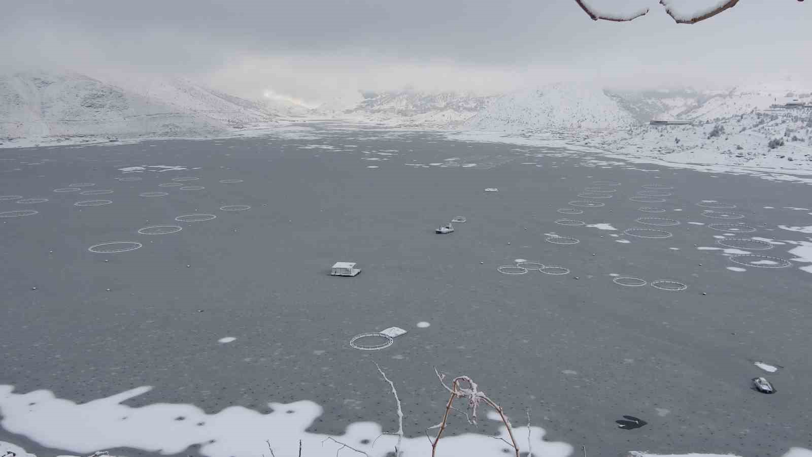 Adıyaman’da Çat Barajı’nın yüzeyi buz tuttu