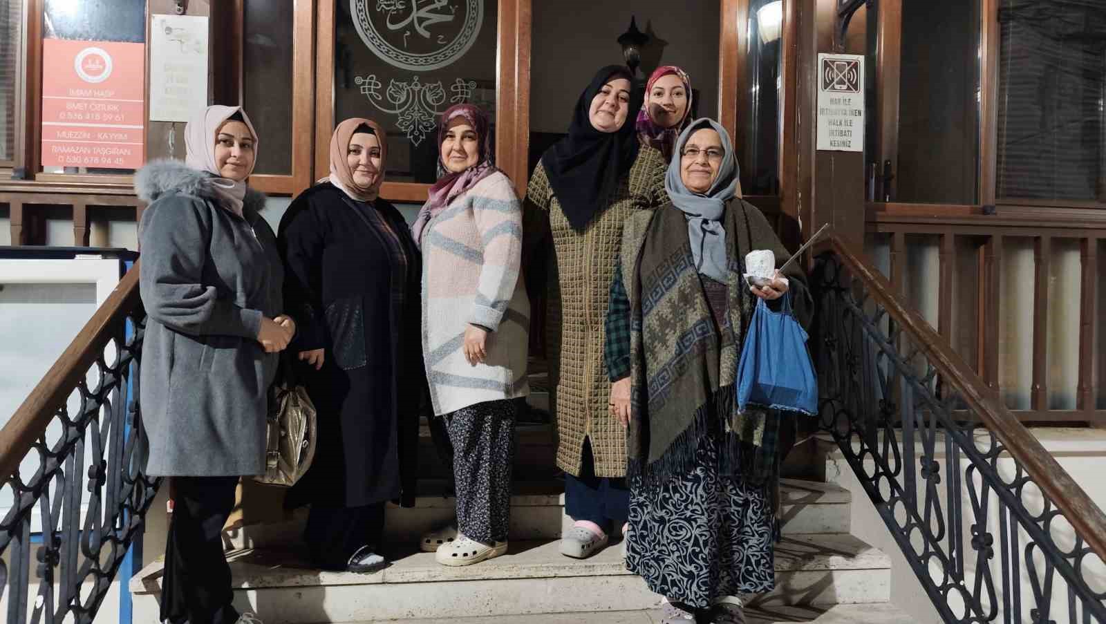 Manisa’da Miraç Kandili’nde 663 yıllık camide 80 kilo süt dağıtıldı