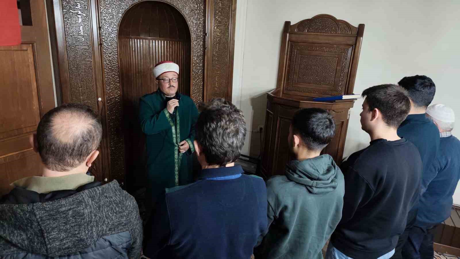 Manisa’da Miraç Kandili’nde 663 yıllık camide 80 kilo süt dağıtıldı