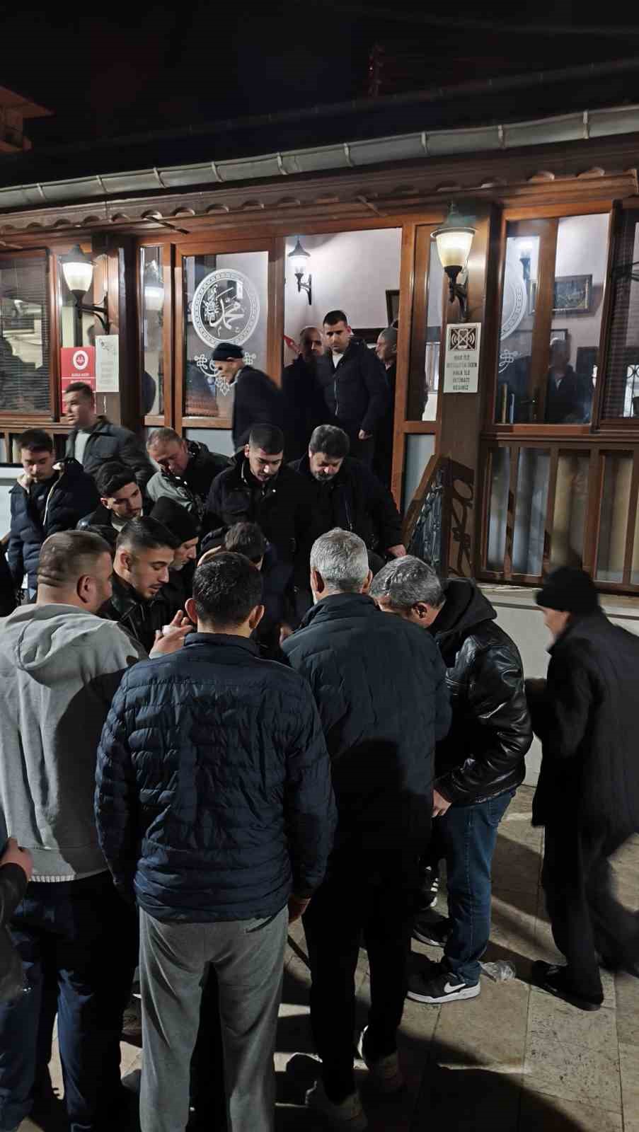 Manisa’da Miraç Kandili’nde 663 yıllık camide 80 kilo süt dağıtıldı