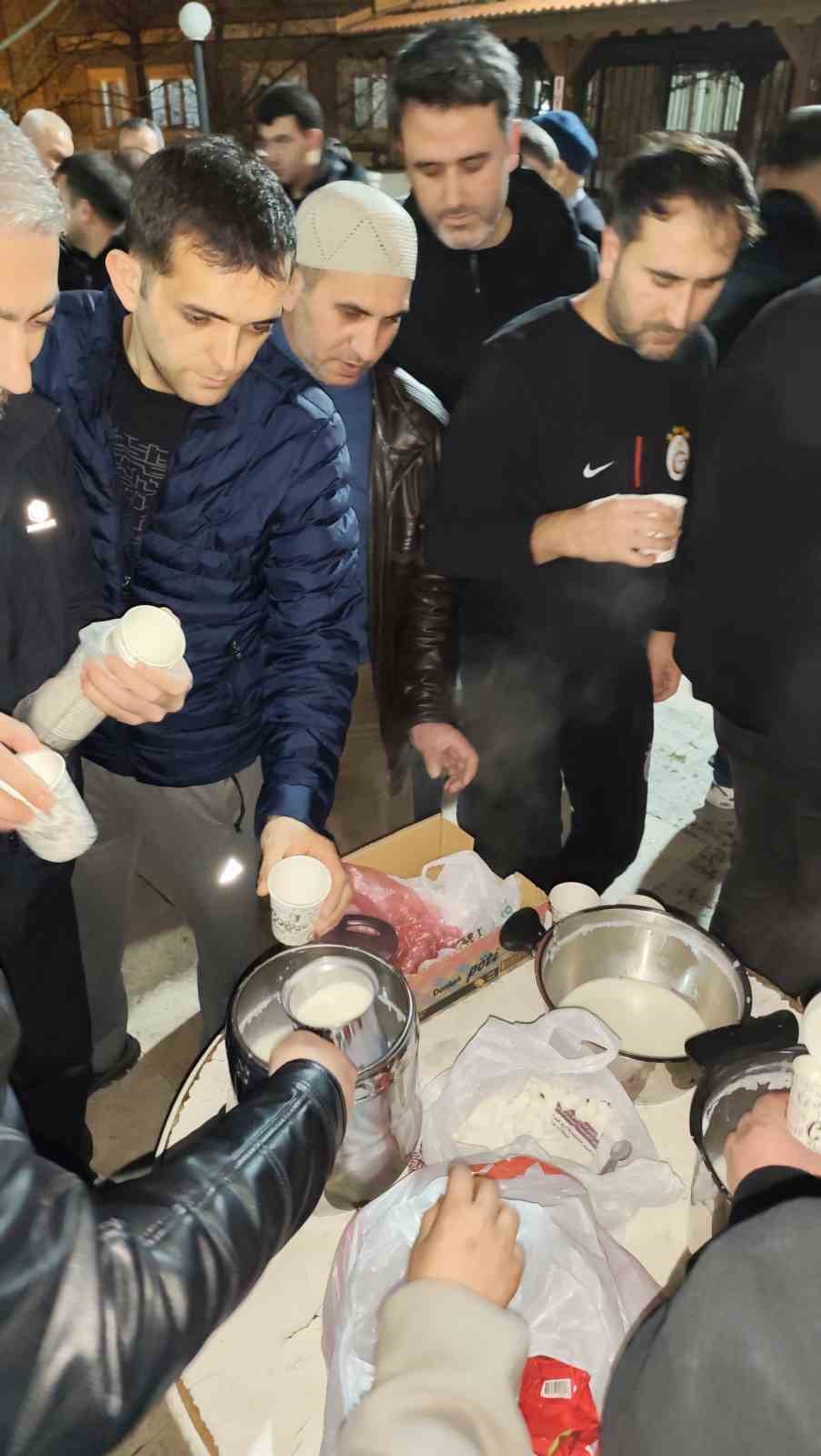 Manisa’da Miraç Kandili’nde 663 yıllık camide 80 kilo süt dağıtıldı