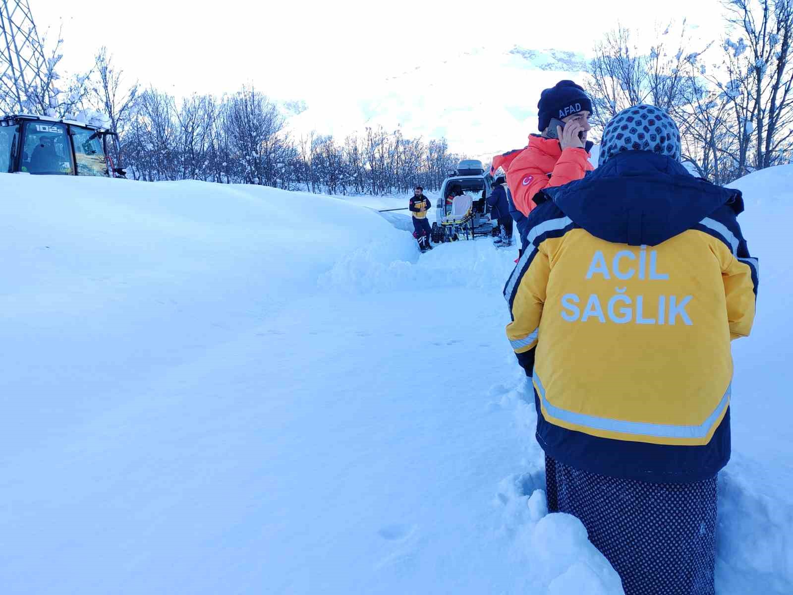 Tunceli’de ekipler karda 1 buçuk kilometre yürüyerek hastaya ulaştı