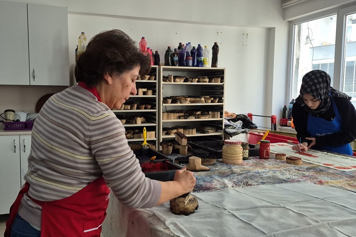 Ankaralı ebru sanatçısı geleneksel baskı sanatını yerinde öğrenmek için Tokat’a geldi