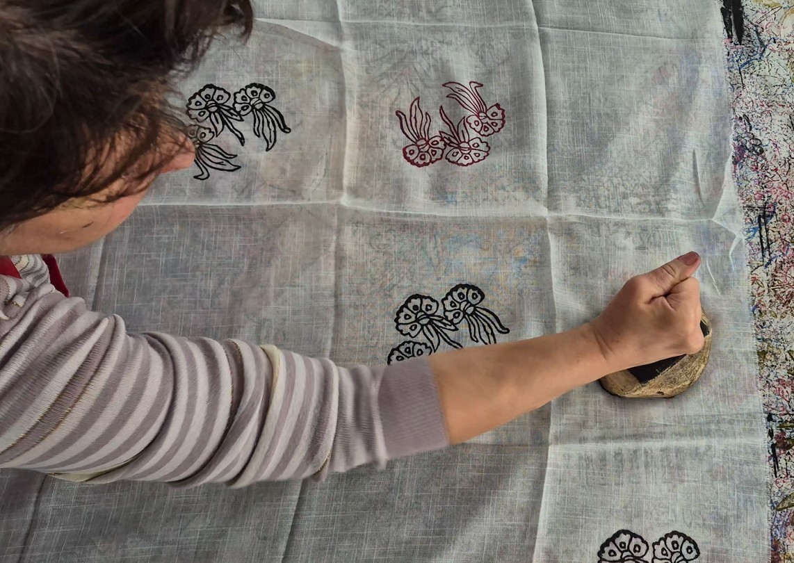 Ankaralı ebru sanatçısı geleneksel baskı sanatını yerinde öğrenmek için Tokat’a geldi