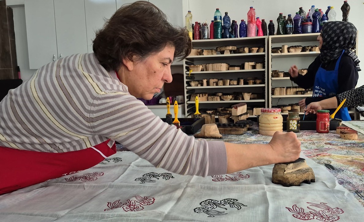 Ankaralı ebru sanatçısı geleneksel baskı sanatını yerinde öğrenmek için Tokat’a geldi