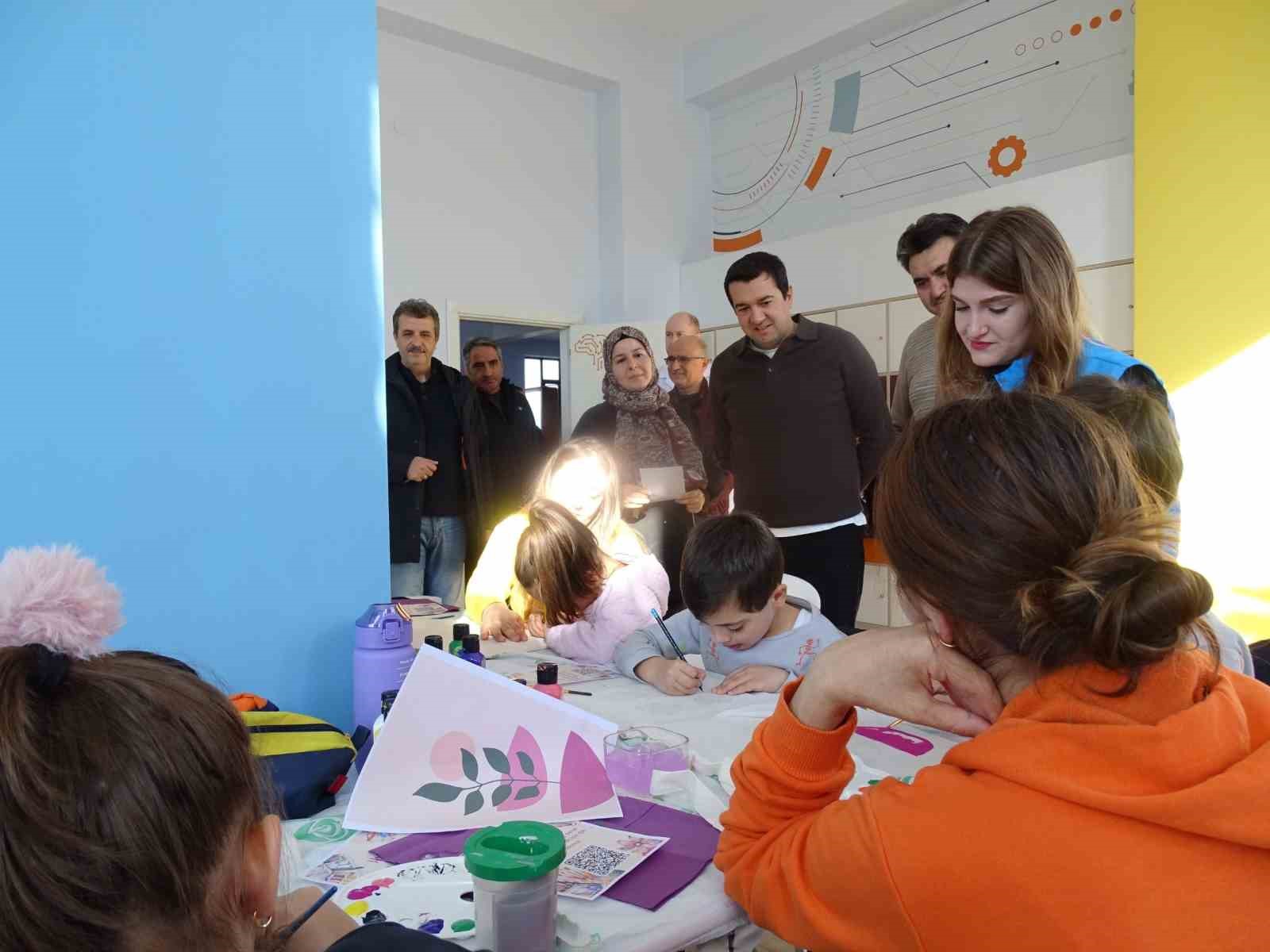 Minik eller aileleriyle birlikte üretti