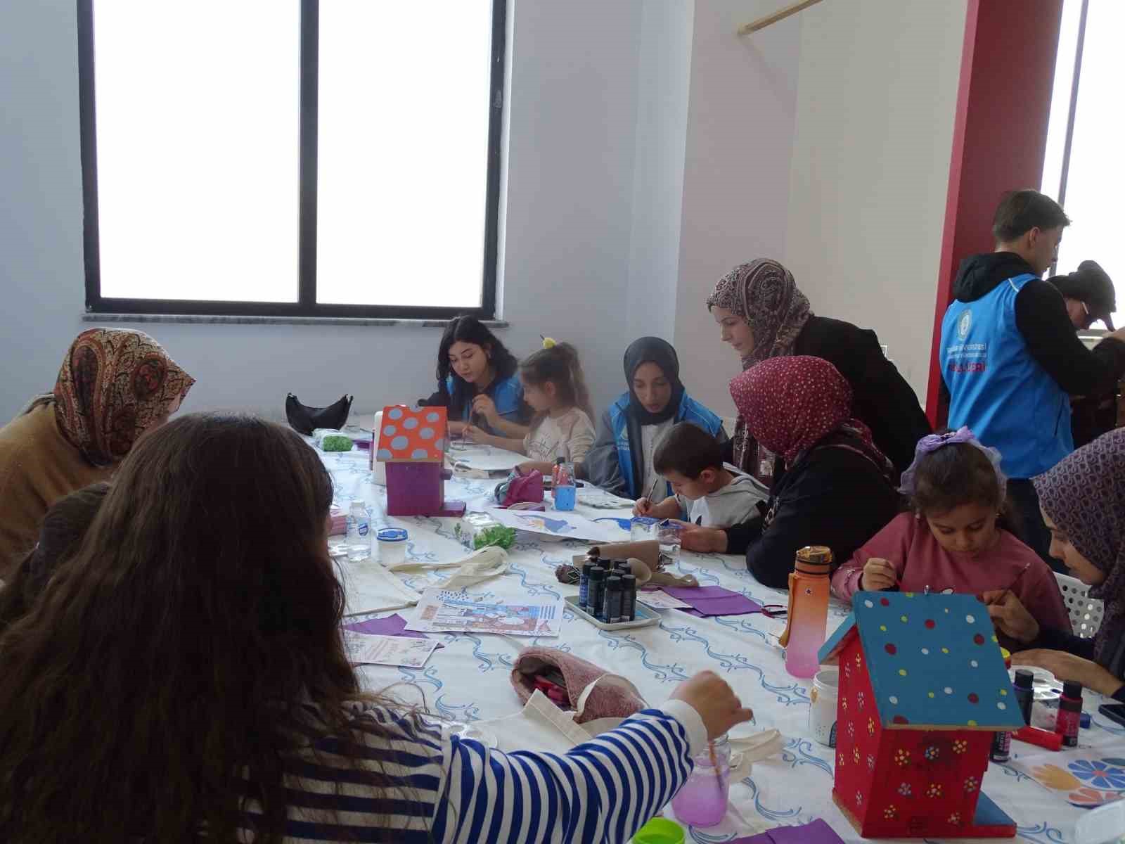 Minik eller aileleriyle birlikte üretti