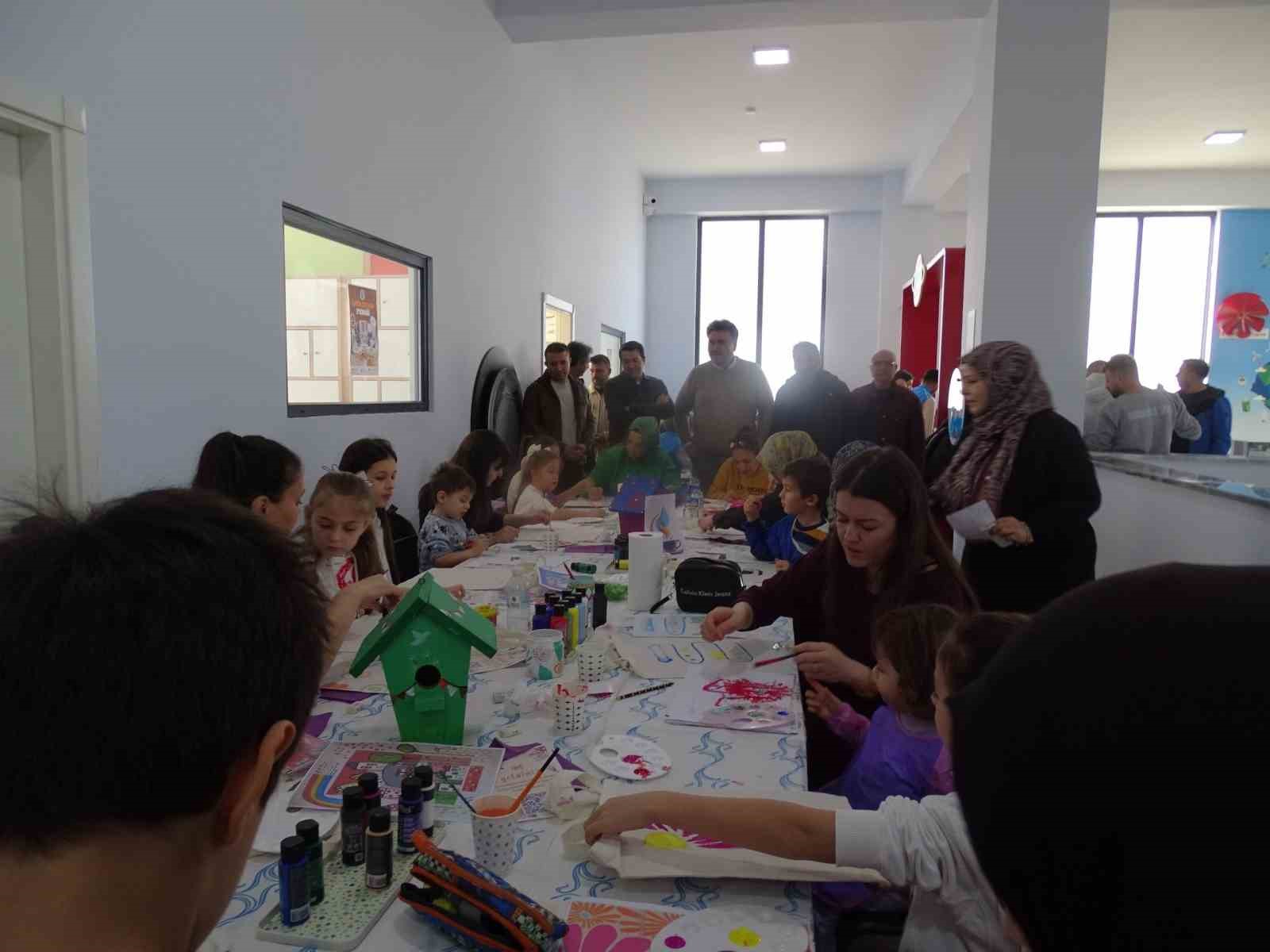 Minik eller aileleriyle birlikte üretti