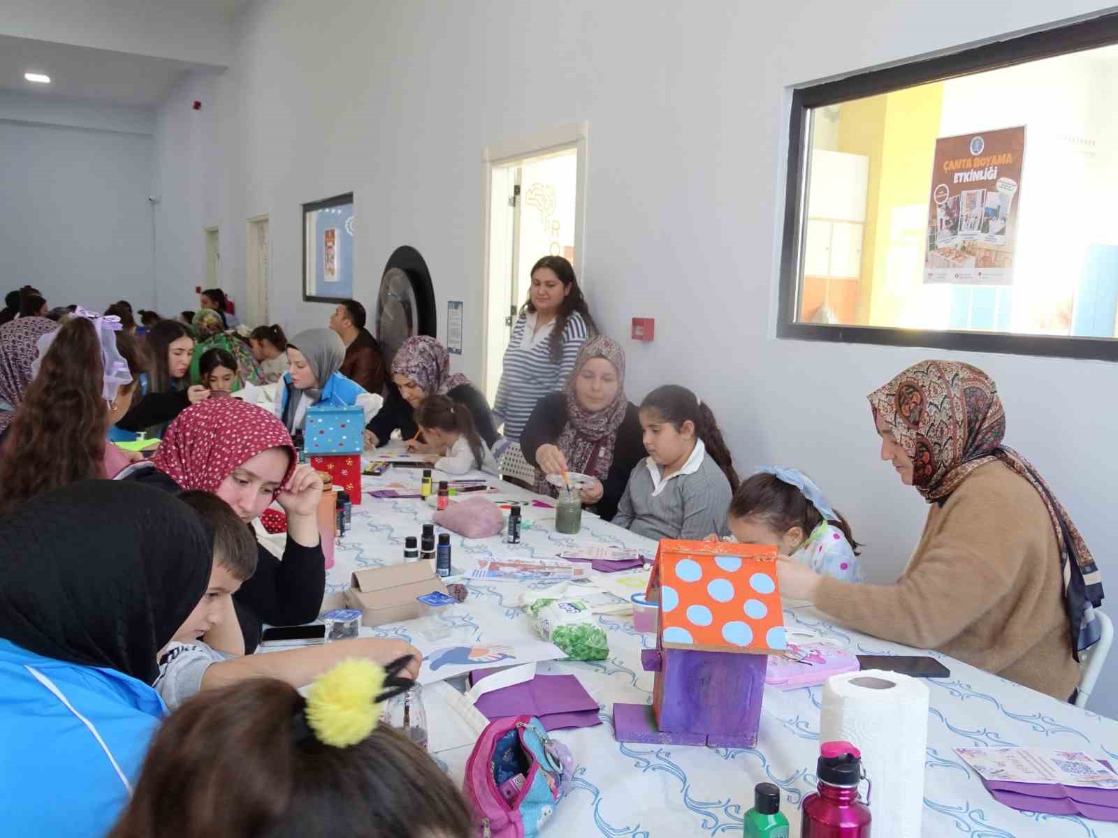 Minik eller aileleriyle birlikte üretti