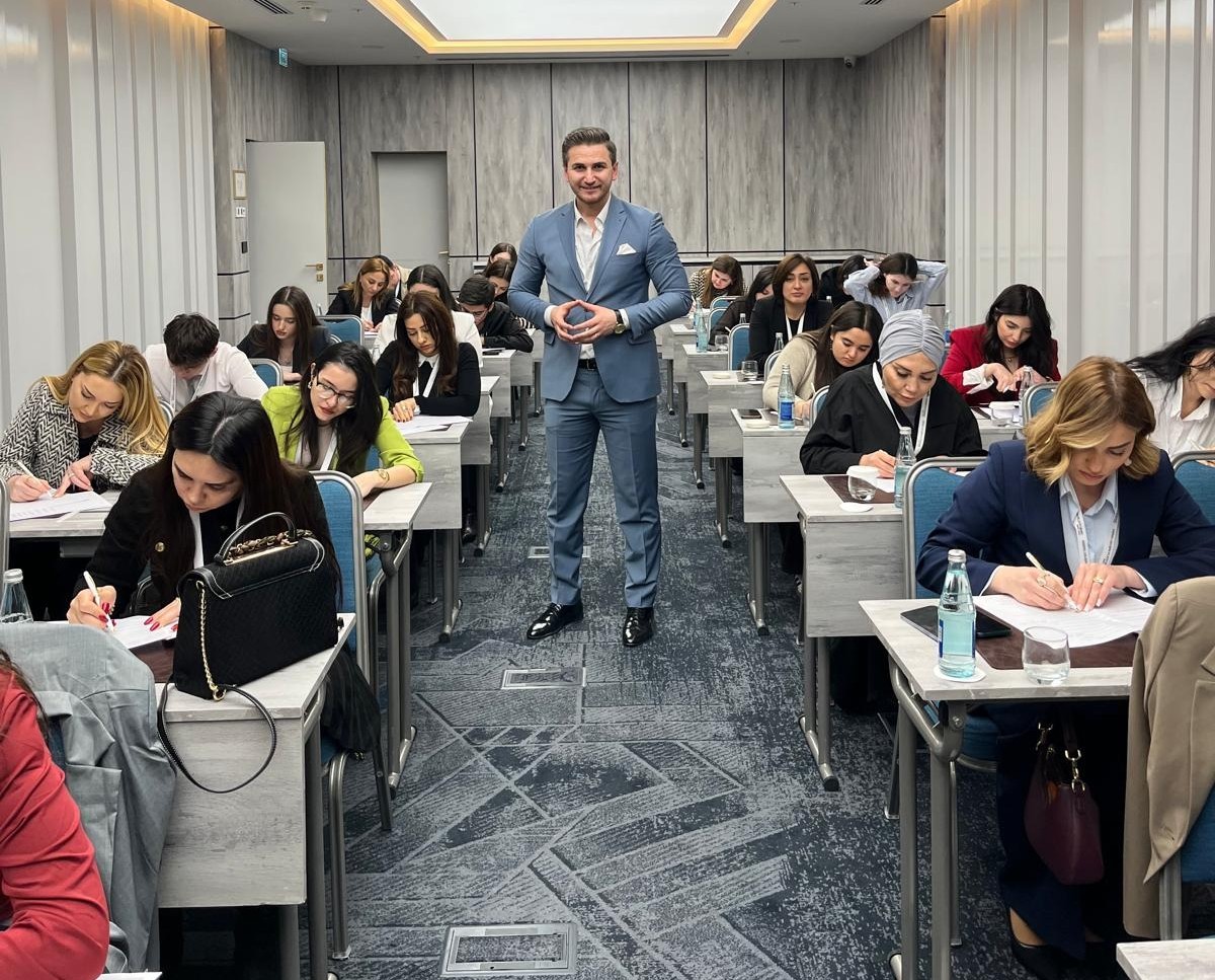 Eğitim Bilimci Paşayev’in Bakü’deki ‘Beden Dili ve Etkili İletişim’ semineri yoğun ilgi gördü