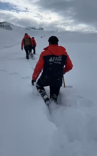 AFAD ekipleri yoğun kar altında 4 saat yürüyerek aileye ulaştı
